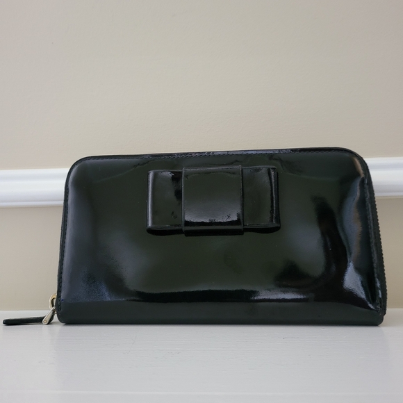 Miu Miu Black Patent Leather Zippy Wallet with Bow.. - Picture 2 of 14